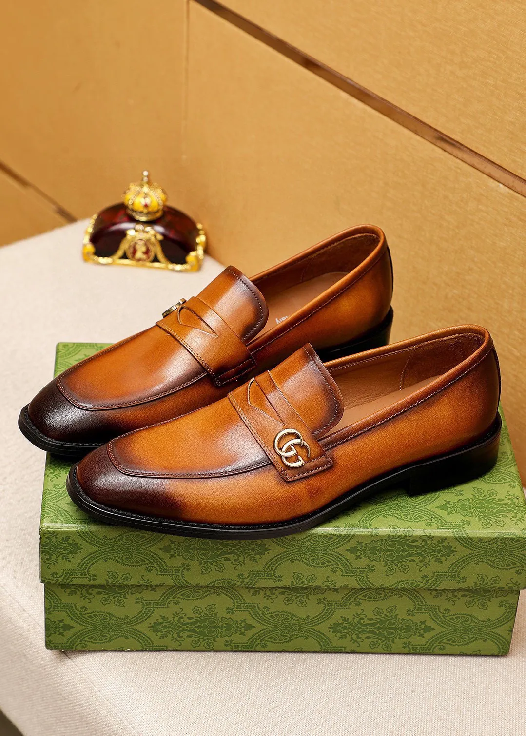 Men's shoes 💰400 💐 Product trademark: GUCCI "Gucci" casual leather shoes Regular size: 39-44 (38.45.46🉑️Customized) Product materials: Selected imported first-layer calfskin upper + luxury hardware buckle, imported 🐑 sheepskin lining. Strong three-dimensional visual effect, combined outsole Color: 2⃣️colors available